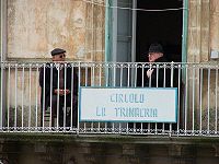 Männer auf Balkon in Ragusa, Italien